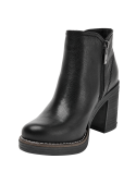 Botín negro de cuero con diseño casual, estiliza con su taco bloque y protege del clima.