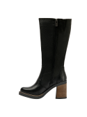Bota negra de cuero, sin adornos, minimalista y chic, adecuada para reuniones de trabajo o salidas elegantes.