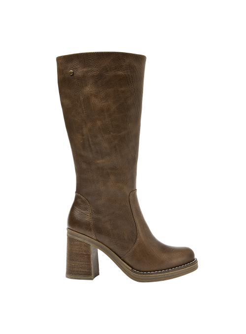 Bota de cuero café para mujer, estilo casual, con caña alta ajustada y punta redondeada, ideal para ocasiones formales.