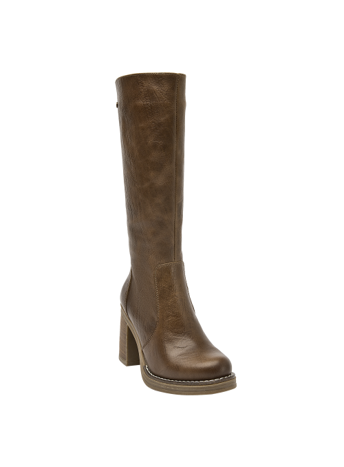 Bota de cuero café para mujer, estilo casual, con caña alta ajustada y punta redondeada, ideal para ocasiones formales.