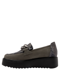 Zapato casual gris de cuero para mujer, diseño versátil y elegante.