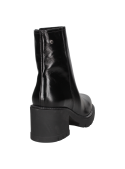Botín negro de cuero para mujer, con costura visible como detalle decorativo, perfecto para un estilo minimalista urbano.