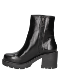Botín de cuero negro para mujer, con caña media y suela gruesa de plataforma, ideal para un look urbano contemporáneo.