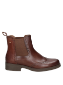 Elegante botín café de cuero para mujer, estilo Chelsea, con suela plana robusta que ofrece estabilidad al caminar diario.