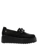Acabado premium en zapato negro casual de cuero para mujer, estilo moderno y adaptable.