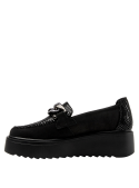 Detalle del taco plano de 5 cm en zapato de cuero negro casual para mujer.
