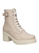 Botín de cuero taupe con cierre de cordones, diseño utilitario que complementa chaquetas de cuero o abrigos largos.