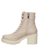 Botín taupe de mujer, diseño robusto con hebilla decorativa, perfecto para combinar con jeans ajustados o faldas midi.