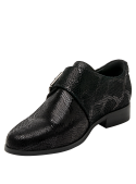 Calzado de cuero negro femenino, estilo Oxford casual, con detalle de hebilla y forma estilizada.