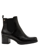 Botín femenino de cuero negro, estilo Chelsea con taco bloque y caña alta.