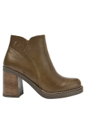 Botín femenino de cuero café, diseño sofisticado y moderno, ideal para cualquier ocasión.