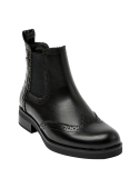 Elegante botín Chelsea negro de cuero con costuras decorativas, paneles elásticos y textura contrastante en el talón.