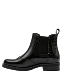 Calzado Chelsea negro de cuero, diseño elegante con textura diferenciada en el talón y pestaña para fácil colocación.