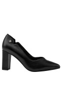 Zapato de cuero negro con detalle minimalista, tacón bloque y broche lateral, versátil para estilos formales.