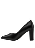 Calzado de cuero negro de mujer, diseño minimalista con broche lateral, perfecto para ocasiones formales.