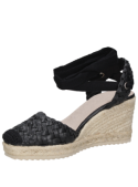 Alpargata de mujer negra con apariencia natural, perfecta para looks casuales frescos.
