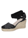 Alpargata de mujer negra con apariencia natural, perfecta para looks casuales frescos.