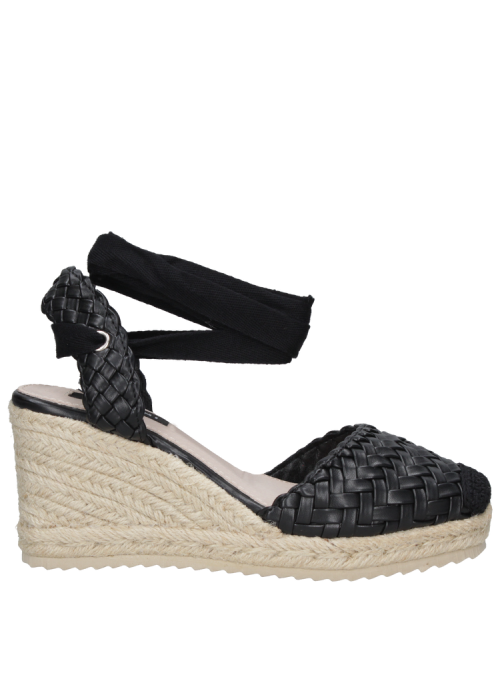 Alpargata negra de mujer estilo casual Pollini K325 con taco cuña de 5 cm y punta redonda.