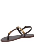 Sandalia plana marrón de cuero para mujer, estilo casual, con punta abierta y forro suave.