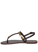 Sandalia casual de cuero marrón, diseño femenino y moderno, perfecta para actividades veraniegas.