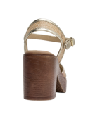 Sandalia de cuero beige con taco bloque, combinando comodidad y estilo casual para el verano.