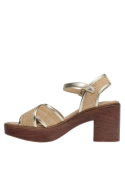 Moderna sandalia de cuero beige para mujer, diseñada para un estilo casual y versátil.