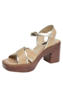 Sandalia casual de mujer en cuero beige, con taco bloque que estiliza y aporta comodidad.