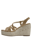 Sandalia de cuero beige con taco cuña, ideal para verano.