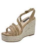 Vista del material de cuero beige en sandalia casual femenina.