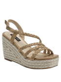 Detalle de la punta abierta en sandalia de cuero beige para mujer.