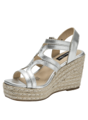 Sandalia de cuero plateada para mujer, ideal para ocasiones casuales, con taco cuña.