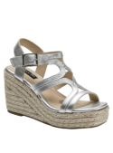 Sandalia plateada de cuero con punta puntiaguda y estilo femenino para el verano.