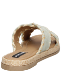 Sandalia de verano verde en cuero, ideal para un look fresco y casual femenino.