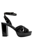 Elegante sandalia de cuero negro para mujer, ideal para ocasiones formales con diseño moderno.