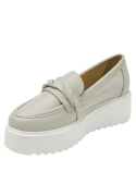 Zapato de cuero gris casual para mujer, combina acabados premium con un diseño elegante y funcional.