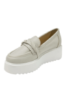 Zapato de cuero gris casual para mujer, combina acabados premium con un diseño elegante y funcional.