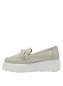 Zapato de cuero gris casual para mujer, perfecto para resaltar personalidad con taco de 5 cm y forro suave.
