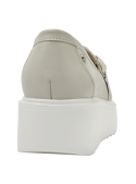 Zapato de cuero gris casual para mujer, diseñado para adaptarse a la vida moderna con estilo y elegancia.