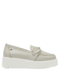 Zapato de cuero gris casual para mujer, destaca por su versatilidad y comodidad en cualquier ocasión.