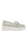 Zapato de cuero gris casual para mujer, destaca por su versatilidad y comodidad en cualquier ocasión.