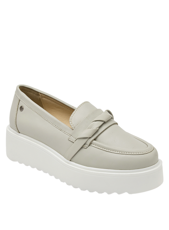 Zapato de cuero gris casual para mujer, ideal para oficina y eventos, con taco plano de 5 cm y punta redonda.