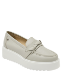Zapato de cuero gris casual para mujer, ideal para oficina y eventos, con taco plano de 5 cm y punta redonda.