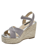 Sandalia de cuero lila con diseño moderno y femenino, ideal para verano.