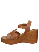 Sandalia de cuero café, estilo casual, para mujer, con suela cuña que estiliza.