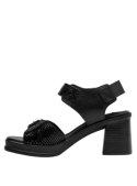 Sandalia casual de cuero negro con taco bloque, perfecta para ocasiones veraniegas.