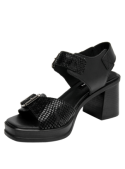 Moderna sandalia negra de cuero femenino con diseño cómodo y estilizado.