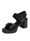 Moderna sandalia negra de cuero femenino con diseño cómodo y estilizado.