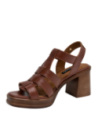Elegante sandalia de cuero café con taco bloque, perfecta para un look casual.