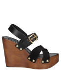 Sandalia de cuero negro con plataforma, perfecta para el verano.