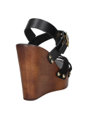 Elegante sandalia de cuero negro ideal para ocasiones informales.